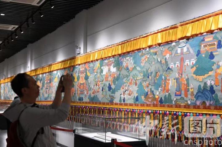 圖為觀眾觀看唐卡《涼州會(huì)盟》。 中新社記者 戴文昌 攝