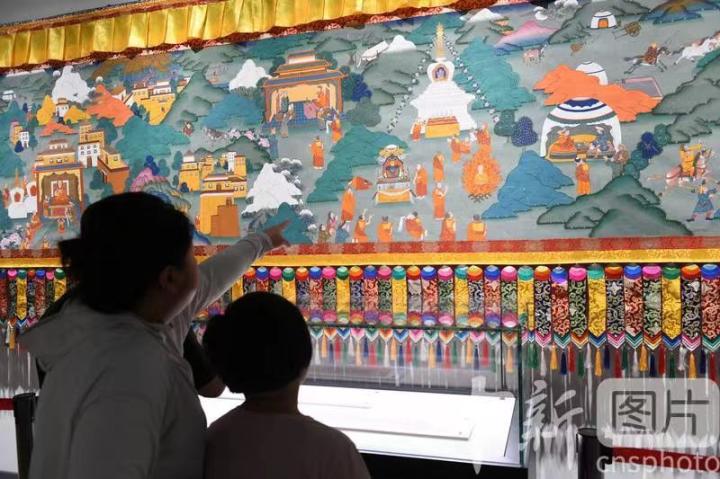 圖為觀眾觀看唐卡《涼州會(huì)盟》。 中新社記者 戴文昌 攝