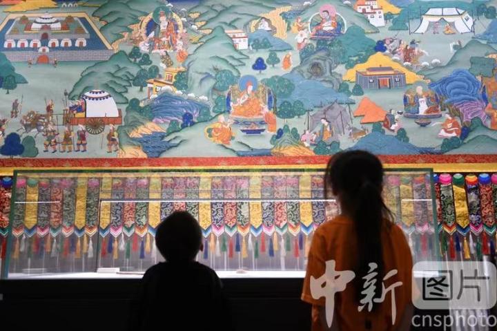 圖為觀眾參觀唐卡《涼州會(huì)盟》。 中新社記者 戴文昌 攝