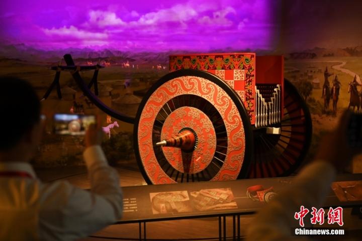 8月16日，甘肅省天水市張家川回族自治縣馬家塬車輿博物館內(nèi)，游客拍攝等比例的戰(zhàn)國西戎車輿復(fù)制品。