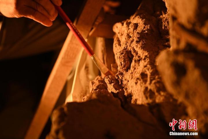 8月25日，文物修復(fù)師牟常有進(jìn)行文物修復(fù)工作。