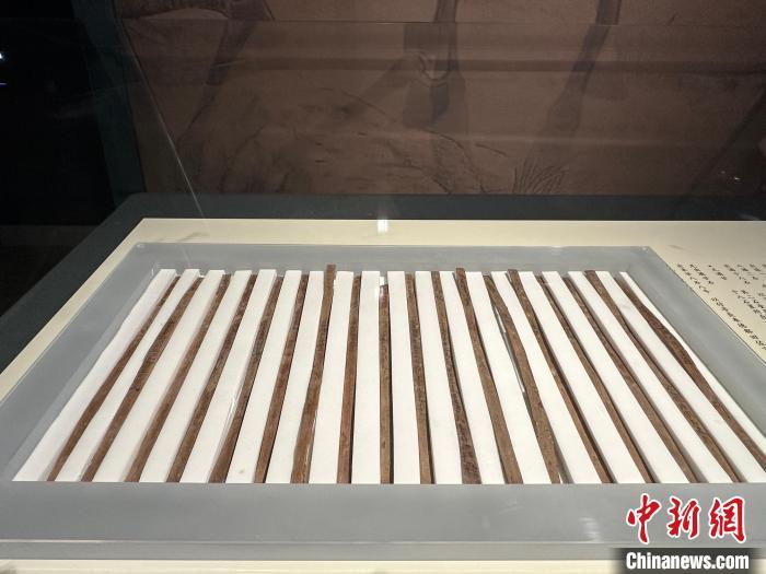 圖為甘肅簡牘博物館展陳的漢簡。中新社記者 戴文昌 攝