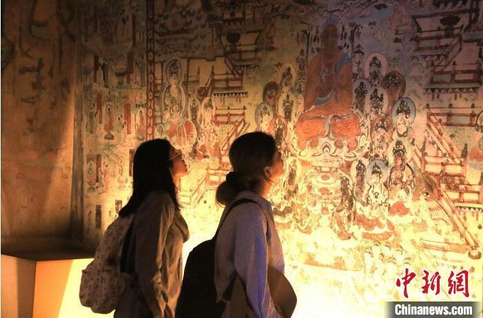 2023年8月27日，游客在甘肅省敦煌市博物館參觀文物展。張曉亮 攝(資料圖)