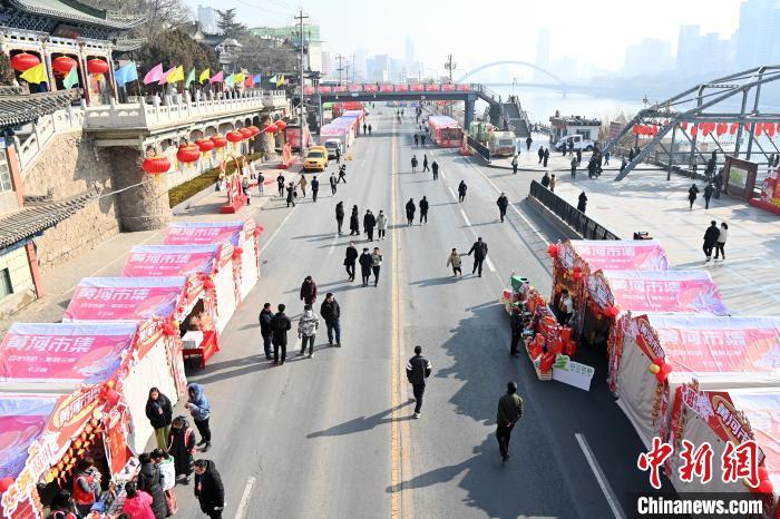 1月30日，蘭州黃河畔的年貨集市吸引顧客選購年貨。九美旦增 攝</p><p>