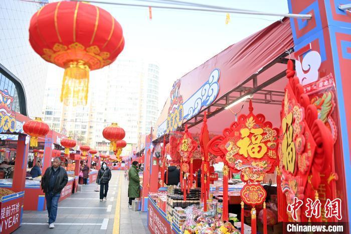 1月30日，蘭州街頭琳瑯滿目的年貨吸引顧客選購。九美旦增 攝</p><p>