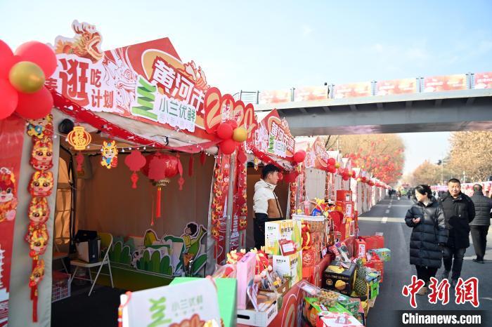 1月30日，蘭州黃河畔的年貨集市吸引顧客選購年貨。九美旦增 攝</p><p>