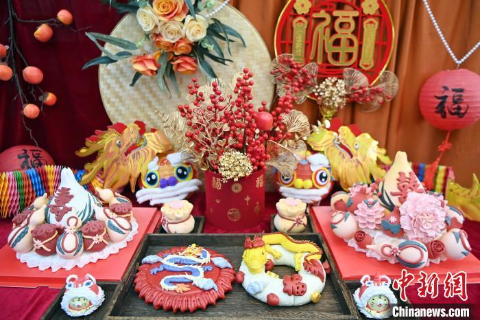 1月25日，春節(jié)臨近，蘭州一花饃店“龍”元素花饃熱銷。圖為展出的“龍”元素花饃。九美旦增 攝