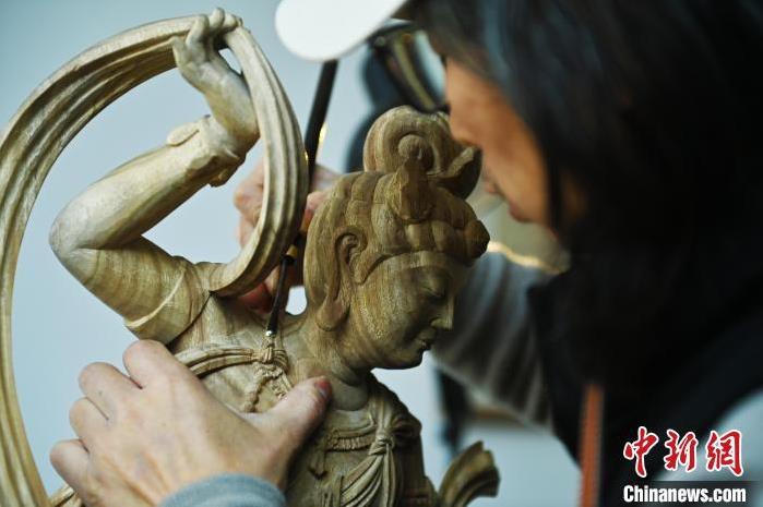 圖為季茂杰進(jìn)行敦煌元素的木雕創(chuàng)作。李亞龍 攝</p>
<p>