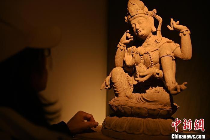 圖為季茂杰觀察自己創(chuàng)作的敦煌木雕。李亞龍 攝