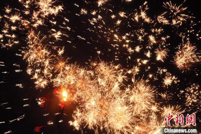 灼熱的鐵水在空中迸散。在空中形成“鐵花火雨”的景象，似天女散花，似群星漫天，如夢如幻，美不勝收。侯奇志 攝</p>
<p>