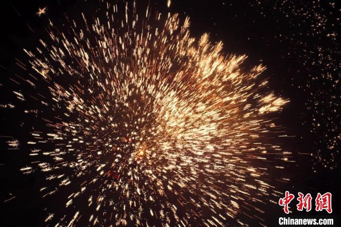 據(jù)悉，“花”與“發(fā)”諧音，取“打花打花，越打越發(fā)”之意?！按蜩F花”不僅蘊含著人們祈福納祥的美好愿望，也展現(xiàn)了民間生鐵冶煉傳統(tǒng)技藝的工匠精神。侯奇志 攝