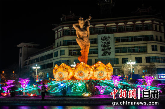 2024年春節(jié)期間，敦煌市中心盤旋路上的反彈琵琶燈組。王斌銀 攝
