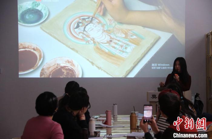 2023年2月，在敦煌研究院莫高學堂，研學導師給學員講授敦煌壁畫臨摹技法。　　張曉亮 攝