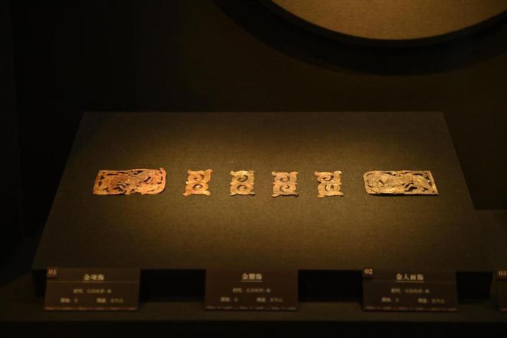 張家川縣馬家塬車輿博物館展陳的馬家塬遺址出土的金項飾、金腰飾、金人畫飾等。李亞龍 攝　　