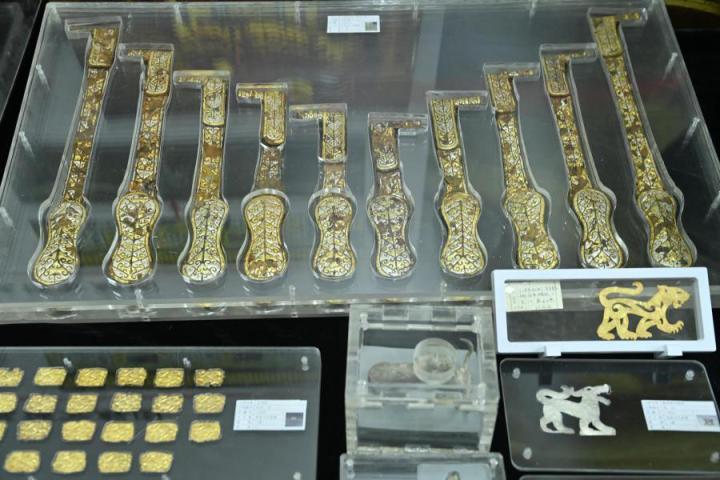 張家川馬家塬出土的金帶飾、大角羊、人形鉛俑及狼形銀車輿飾等文物。