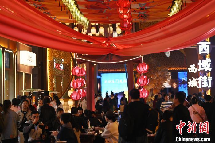 圖為街區(qū)現(xiàn)場(chǎng)游客絡(luò)繹不絕。李亞龍 攝</p>
<p>