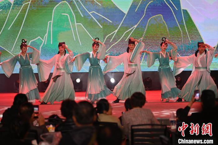 圖為工作人員進(jìn)行舞蹈表演。李亞龍 攝