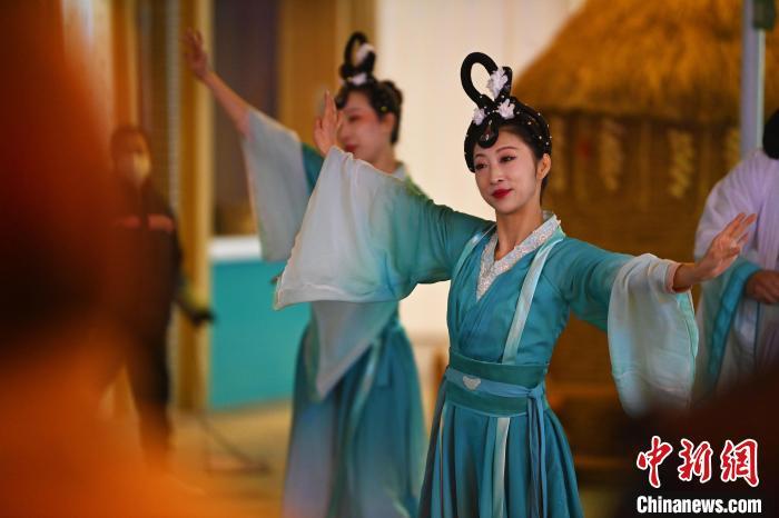 圖為工作人員進(jìn)行舞蹈表演。李亞龍 攝</p><p>