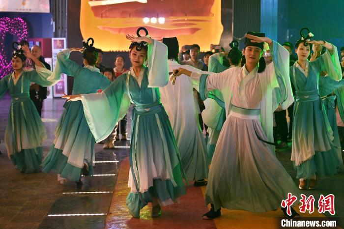 圖為工作人員進(jìn)行舞蹈表演。李亞龍 攝</p><p>
