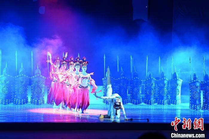 2023年2月18日，蘭州歌舞劇院創(chuàng)排的大型舞劇《大夢敦煌》?！　【琶赖┰?攝