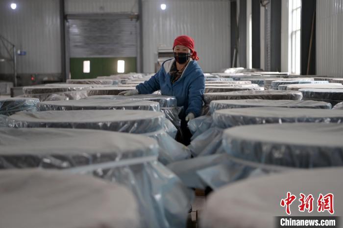 5月10日，工作人員檢查裝有酒糟的壇子。九美旦增　攝