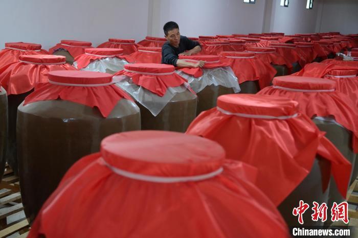 圖為5月10日，工作人員在儲(chǔ)酒庫檢查酒缸密封性。九美旦增　攝