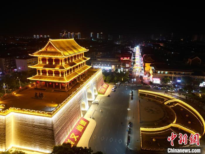 圖為武威市標(biāo)志性建筑涼州古城門燈光亮起。(無人機(jī)照片) 　戴文昌 攝</p><p>