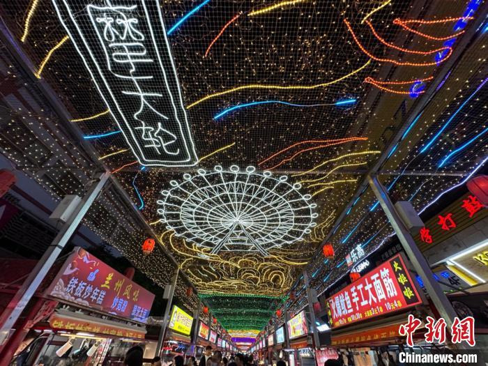 圖為明清街夜市燈光點(diǎn)亮具有武威文化元素的“摩天輪”彩燈?！〈魑牟?攝</p><p>