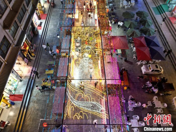 圖為明清街夜市燈光點(diǎn)亮具有武威文化元素的“天梯山石窟”彩燈。(無人機(jī)照片) 　戴文昌 攝</p><p>