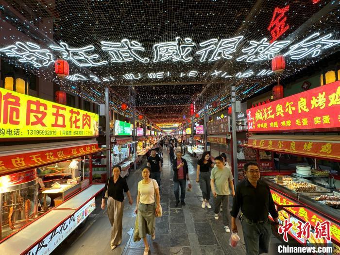 圖為明清街夜市燈光點(diǎn)亮“我在武威很想你”?！〈魑牟?攝</p><p>