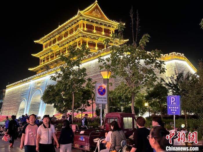 圖為夜幕降臨，涼州古城門燈光亮起?！〈魑牟?攝