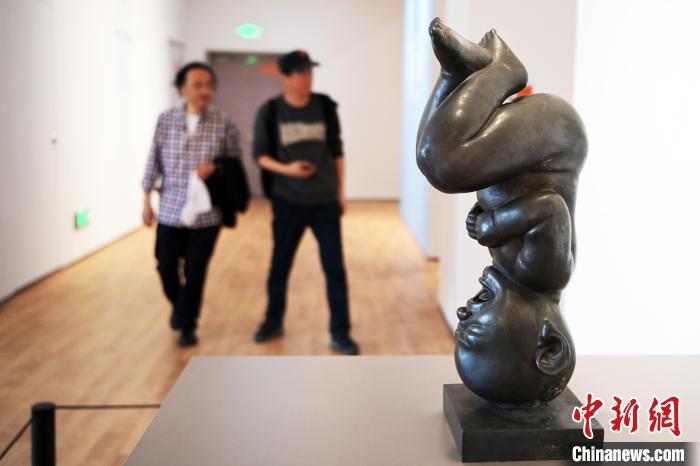 5月21日，觀眾參觀“絲路印跡”雕塑藝術(shù)作品展展出的雕塑作品。九美旦增 攝</p>
<p>