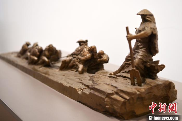 5月21日，在“絲路印跡”雕塑藝術(shù)作品展展出的作品《治水為民·禹德九州》。九美旦增 攝</p>
<p>