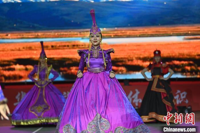 圖為開幕式現(xiàn)場蒙古族服飾秀。李亞龍 攝</p>
<p>