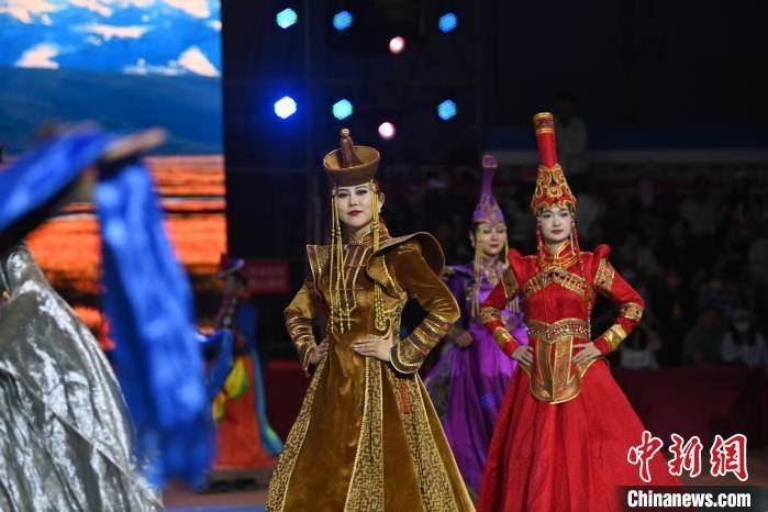 圖為開幕式現(xiàn)場蒙古族服飾秀。李亞龍 攝</p>
<p>