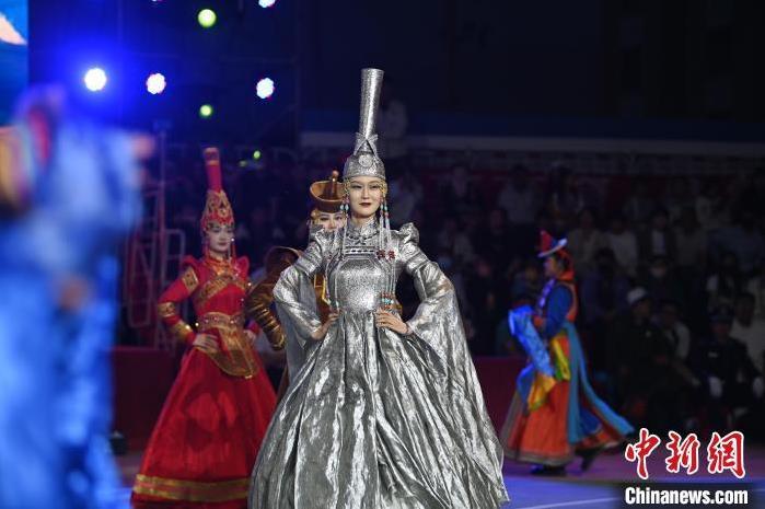 圖為開幕式現(xiàn)場蒙古族服飾秀。李亞龍 攝</p>
<p>