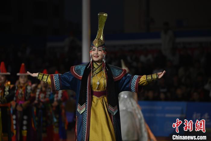 圖為開幕式現(xiàn)場蒙古族服飾秀。李亞龍 攝