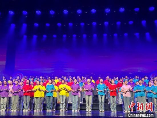 5月28日晚，“詩(shī)意甘肅·絲路長(zhǎng)風(fēng)三千里”——月出涼州·武威詩(shī)會(huì)在甘肅省武威市漢唐天馬城舉行。楊娜 攝