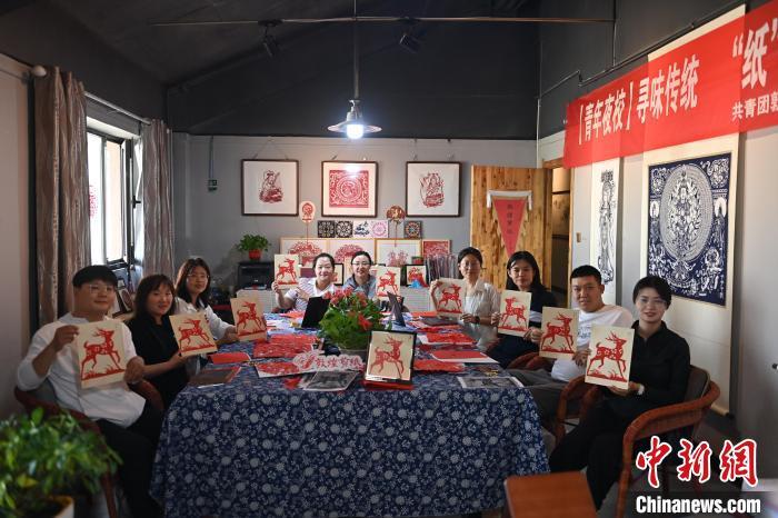 6月6日，在甘肅敦煌青年夜校課程中，青年學(xué)員展示學(xué)習(xí)敦煌非遺剪紙的成果。