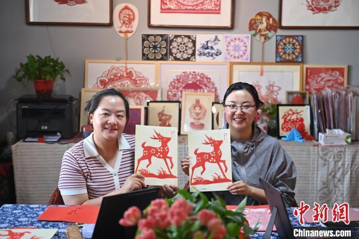 6月6日，在甘肅敦煌青年夜校課程中，青年學(xué)員展示學(xué)習(xí)敦煌非遺剪紙的成果。李亞龍 攝　　