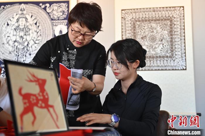 6月6日，在甘肅敦煌青年夜校課程中，青年學(xué)員學(xué)習(xí)敦煌非遺剪紙課程。李亞龍 攝