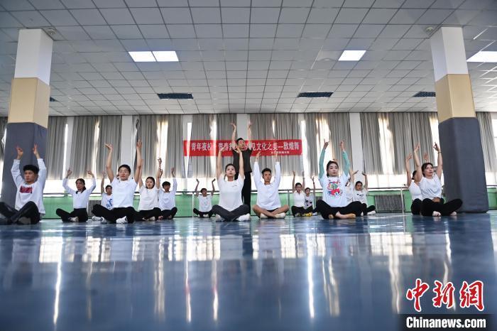 6月6日，在甘肅敦煌青年夜校課程中，青年學(xué)員學(xué)習(xí)敦煌舞課程。李亞龍 攝　　