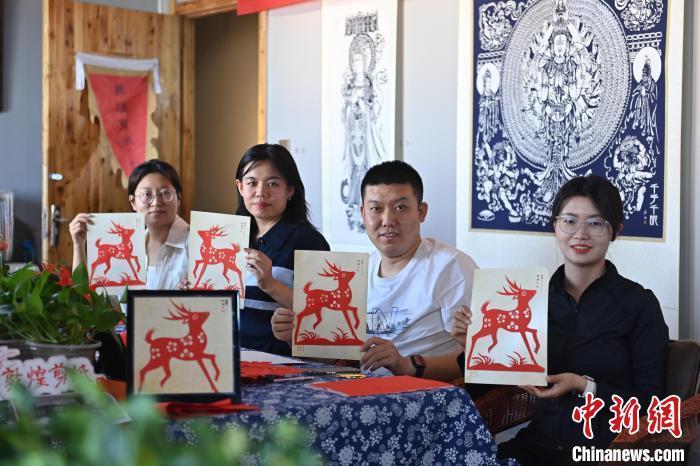 6月6日，在甘肅敦煌青年夜校課程中，青年學(xué)員展示學(xué)習(xí)敦煌非遺剪紙的成果。李亞龍 攝　　