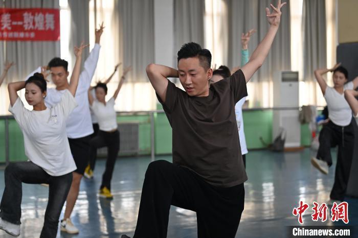 6月6日，在甘肅敦煌青年夜校課程中，青年學(xué)員學(xué)習(xí)敦煌舞課程。李亞龍 攝　　