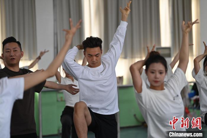 6月6日，在甘肅敦煌青年夜校課程中，青年學(xué)員學(xué)習(xí)敦煌舞課程。李亞龍 攝　　