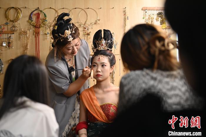 6月6日，在甘肅敦煌青年夜校課程中，青年學(xué)員學(xué)習(xí)敦煌美妝課程。李亞龍 攝　　