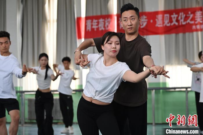 6月6日，在甘肅敦煌青年夜校課程中，學(xué)員學(xué)習(xí)敦煌舞課程。李亞龍 攝　　