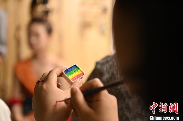 6月6日，在甘肅敦煌青年夜校課程中，青年學(xué)員學(xué)習(xí)敦煌美妝課程。李亞龍 攝　　