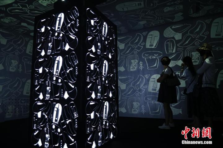 圖為游客參觀藝術(shù)展。中新社記者 李亞龍 攝