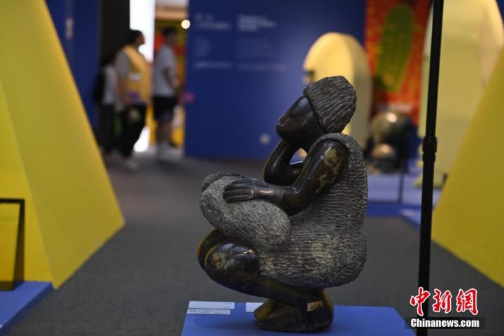 圖為游客參觀藝術(shù)展。中新社記者 李亞龍 攝</p>
<p>